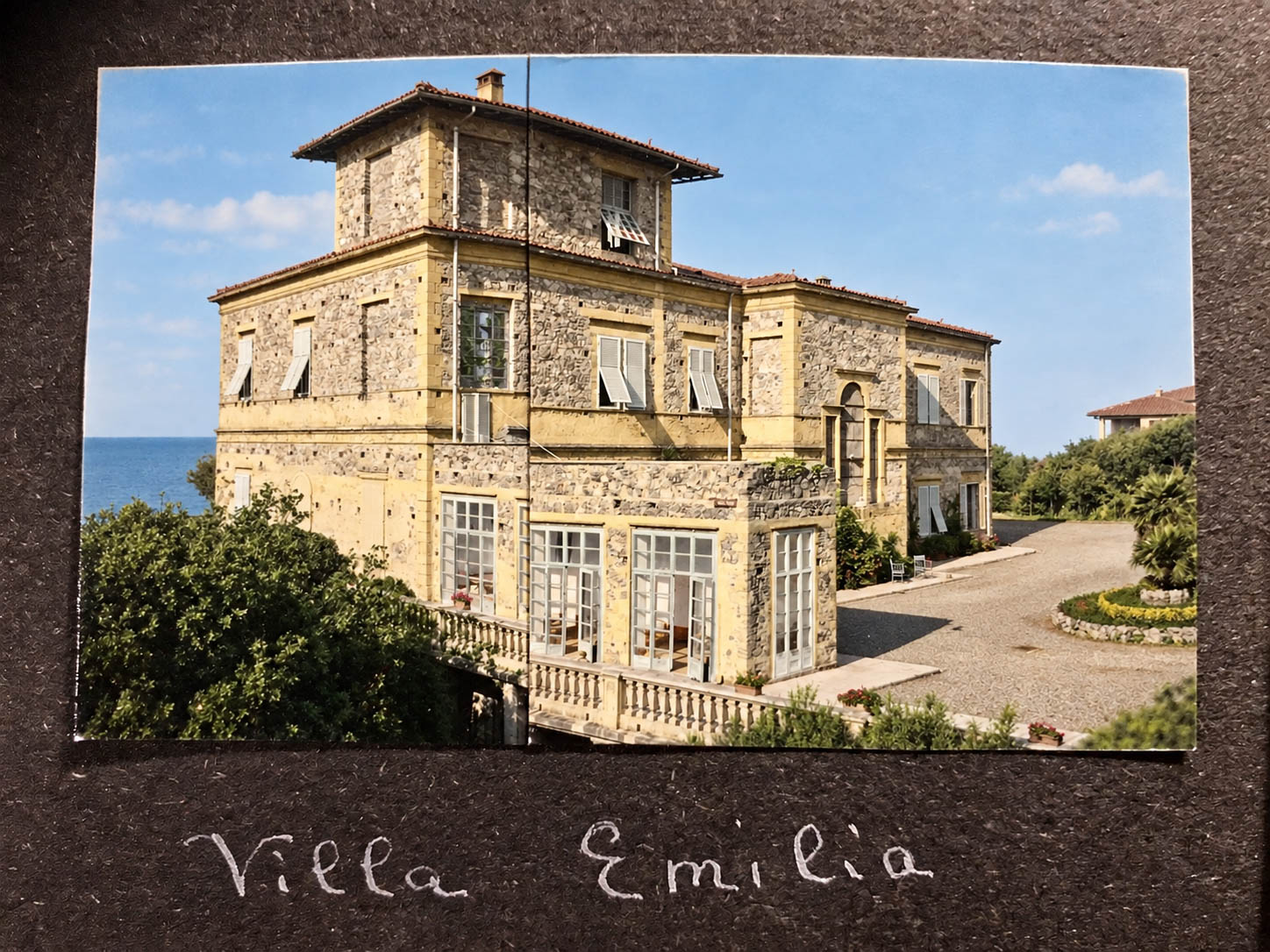 Villa Emilia in una fotografia storica colorata.