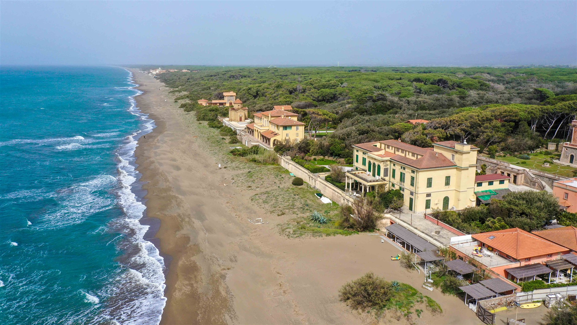 La costa sabbiosa, le ville e la pineta viste dall’alto