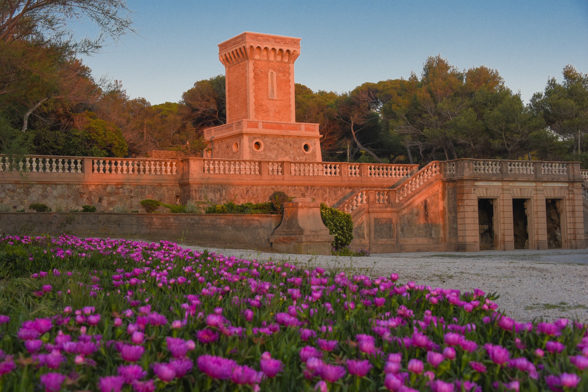 La torre e le architetture del parco nella luce calda del sole