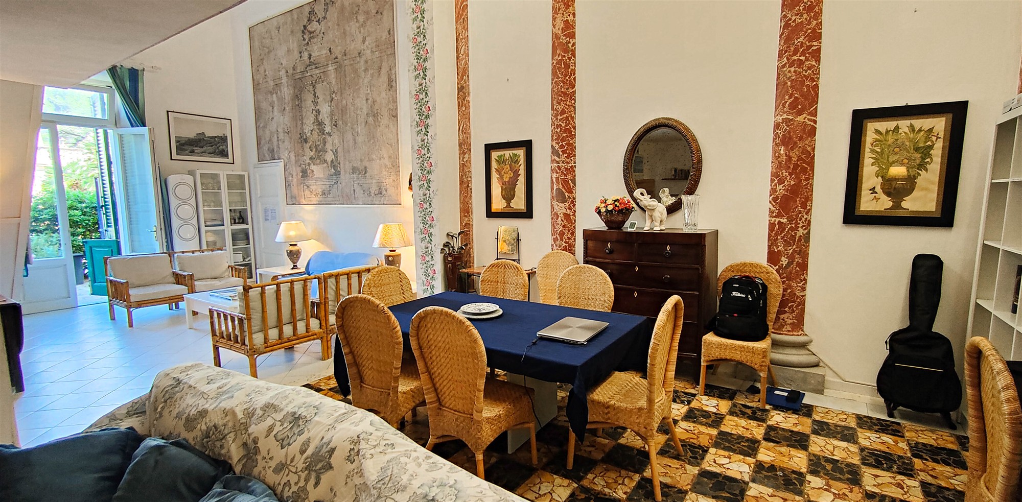 Soggiorno con tavolo da pranzo, divani e camino